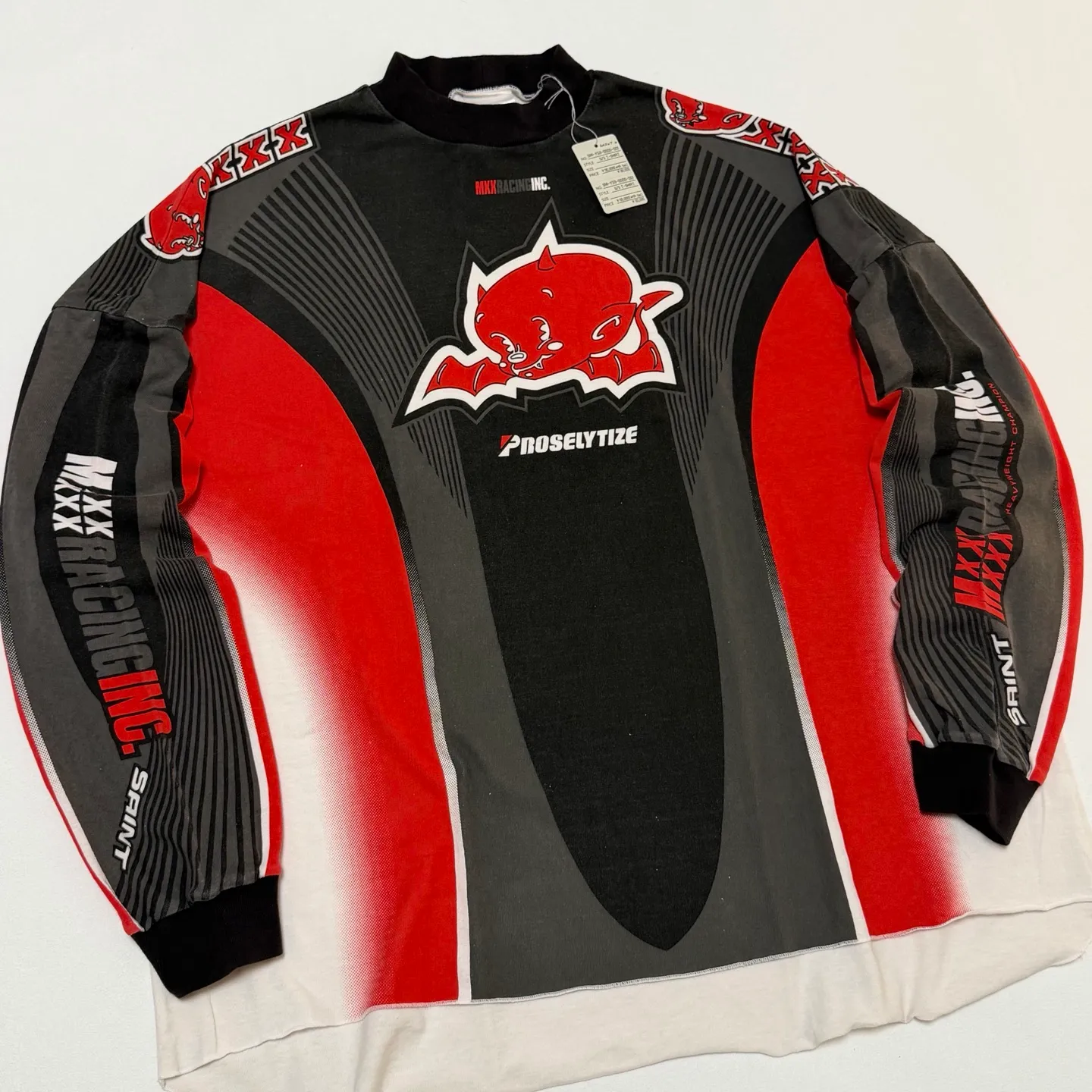 SAINT Mxxxxxx LS TEE/MORTOR CYCLE/WHT Little Devil Angel Racing Long Sleeve Off-White S-XL SAINT's annual racing style BOXY short, wide and fat design will be sold out immediately every time it is released. The whole garment is oversized and has many prints. The front and back prints on the shoulder are aligned. The printing area is very large and the operation is also difficult. The genuine level is restored. The ready-made garments are washed again to make them look old. Soft desizing is added to make the printing look old and white.